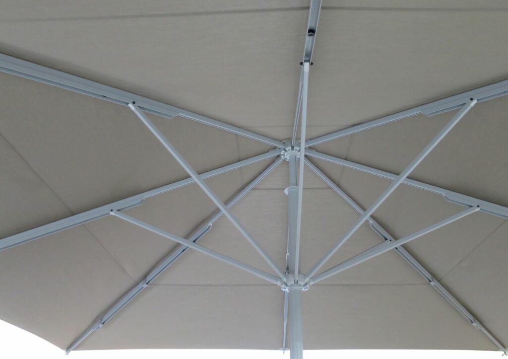 Détail coloris et armature parasol